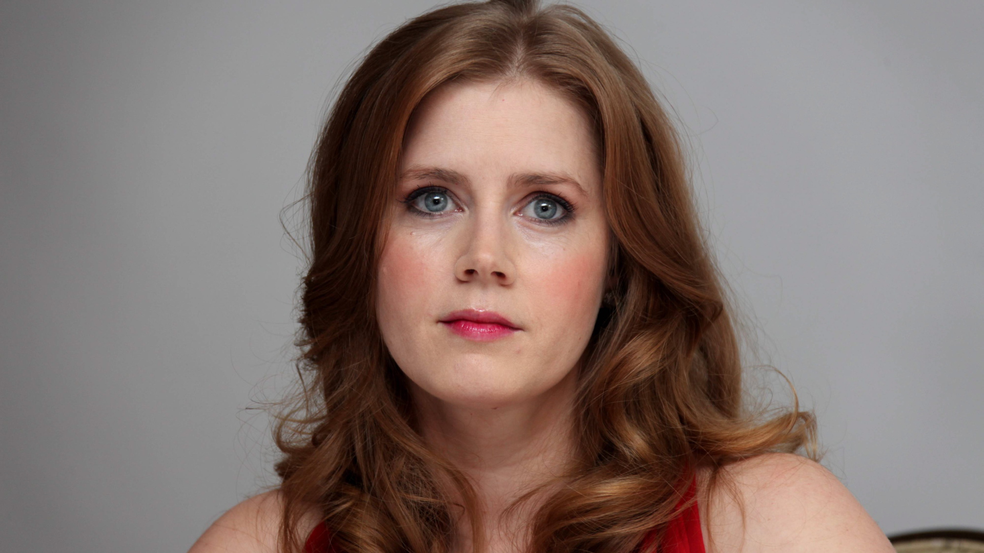 Красивая рыжеволосая Эми Адамс