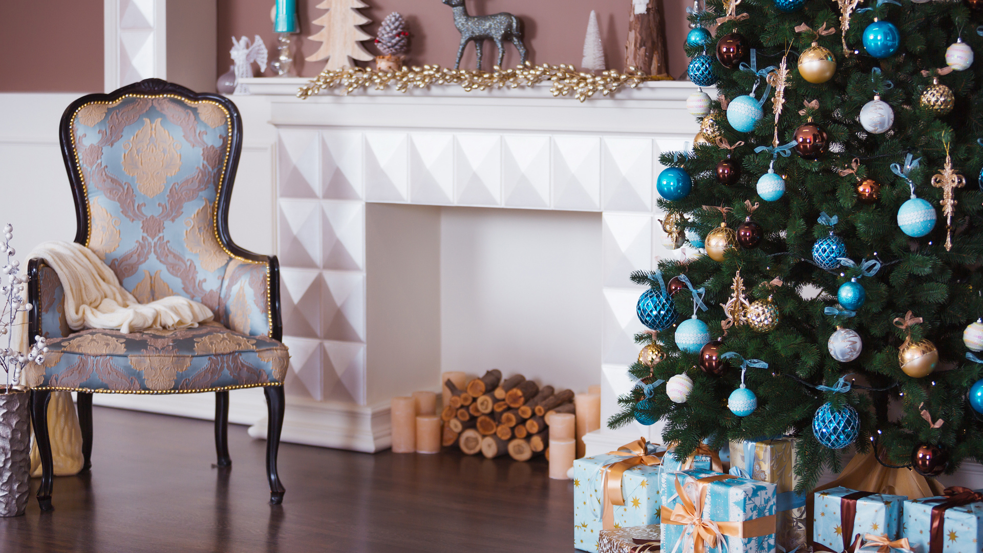 Красивая комната с новогодней елью с камином 