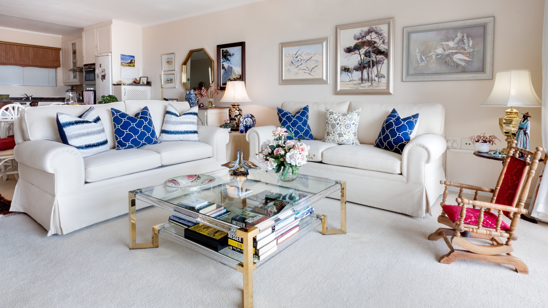 Красивая белая мебель в комнате с картинами