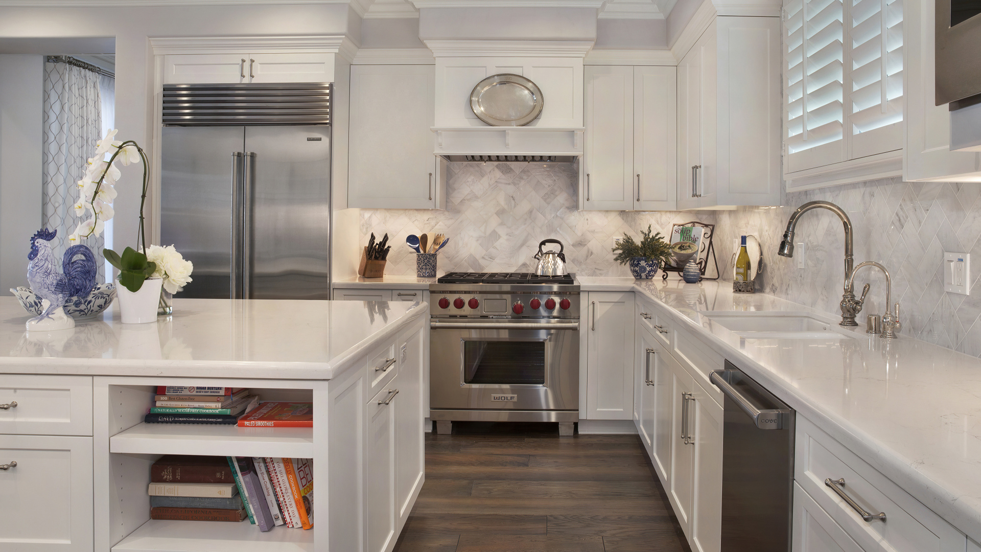 Красивая белая кухня с двухкамерным холодильником 