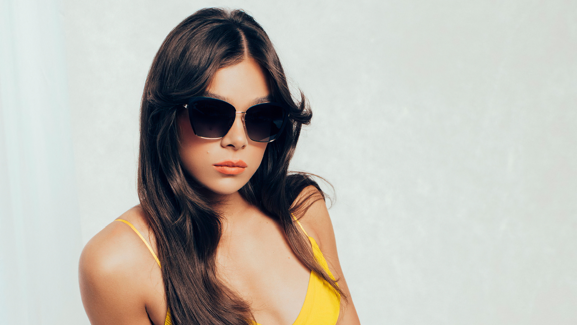 Красивая молодая актриса Хейли Стейнфилд на белом фоне