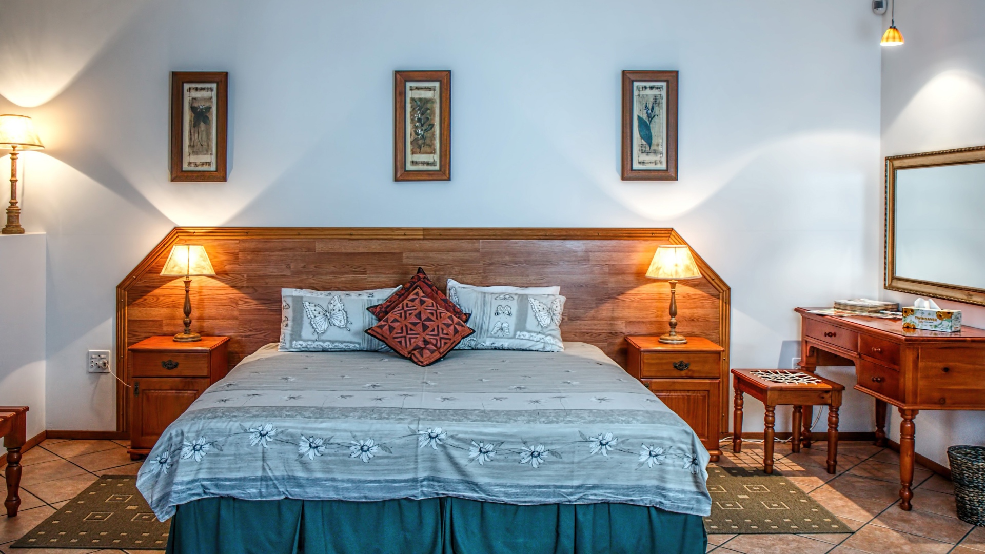 Спальный гарнитур в комнате с серыми стенами