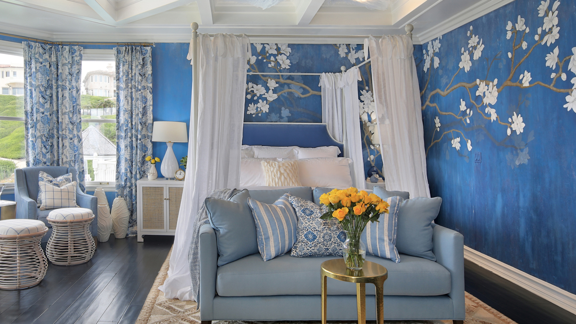 Спальня с белой кроватью с рисунком на стенах 