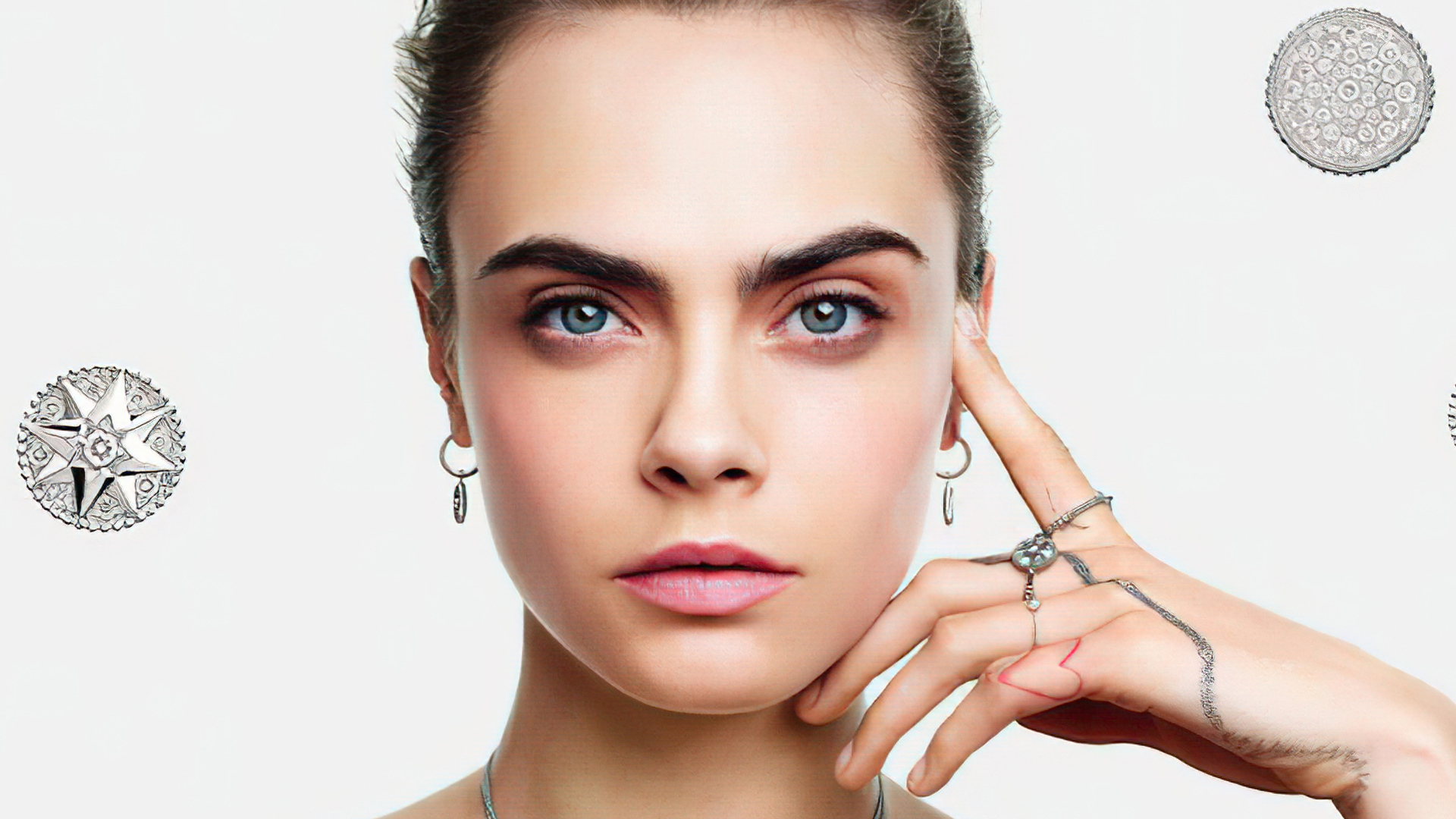 Британская актриса Кара Делевинь лицо крупным планом