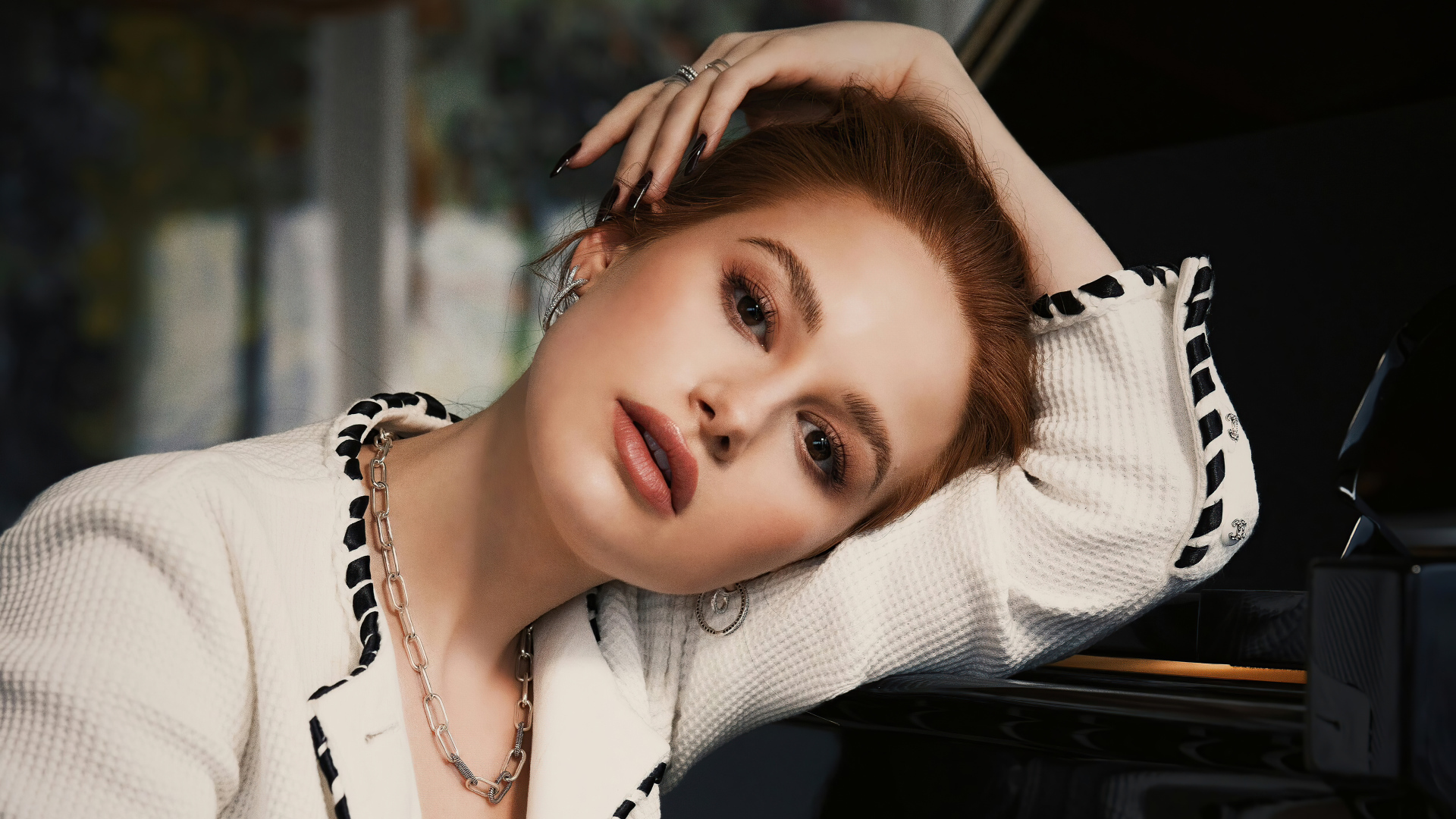 Кареглазая американская актриса Мэделин Петш в платье