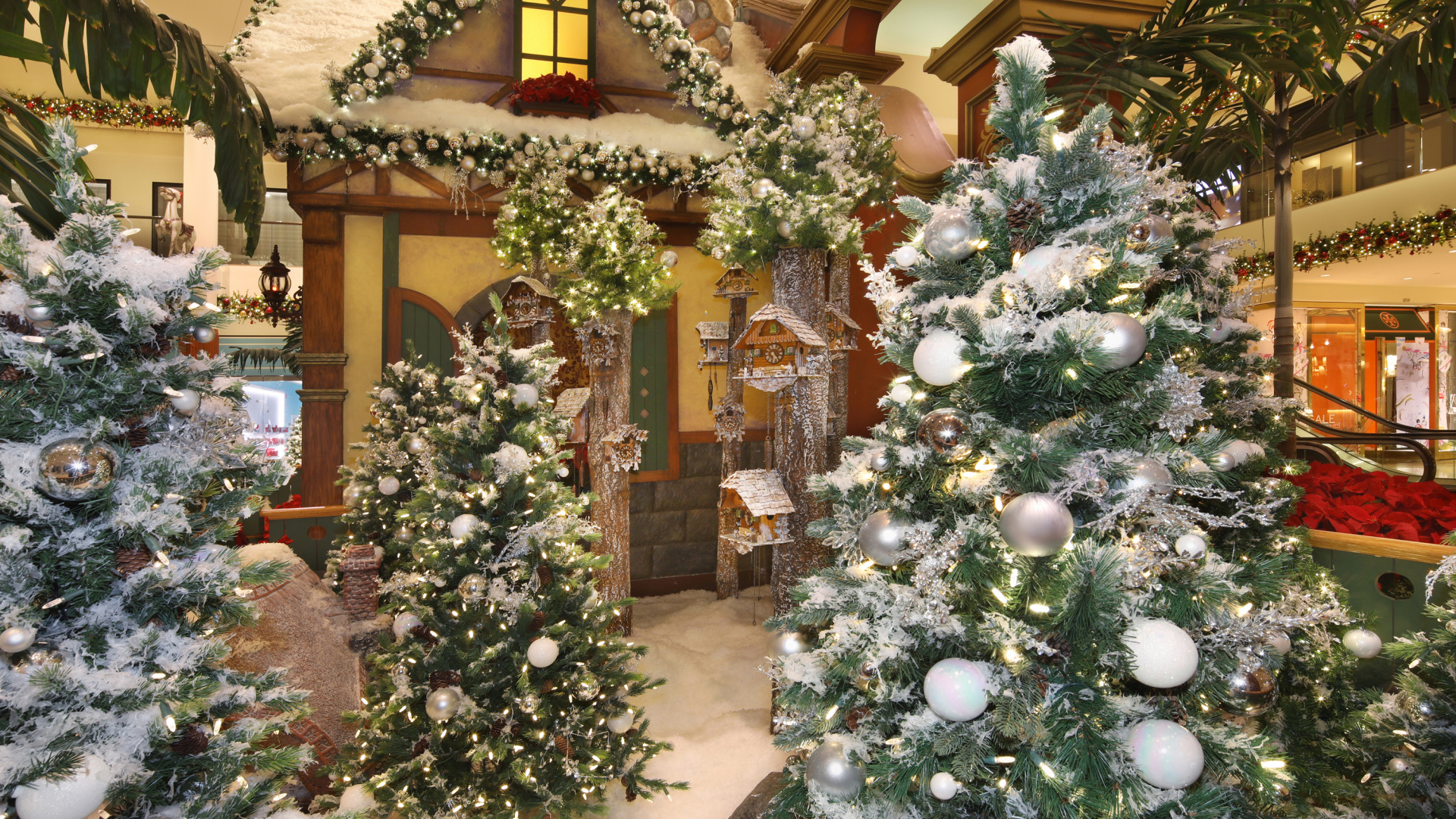 Новогодние ели стоят в комнате с декором 