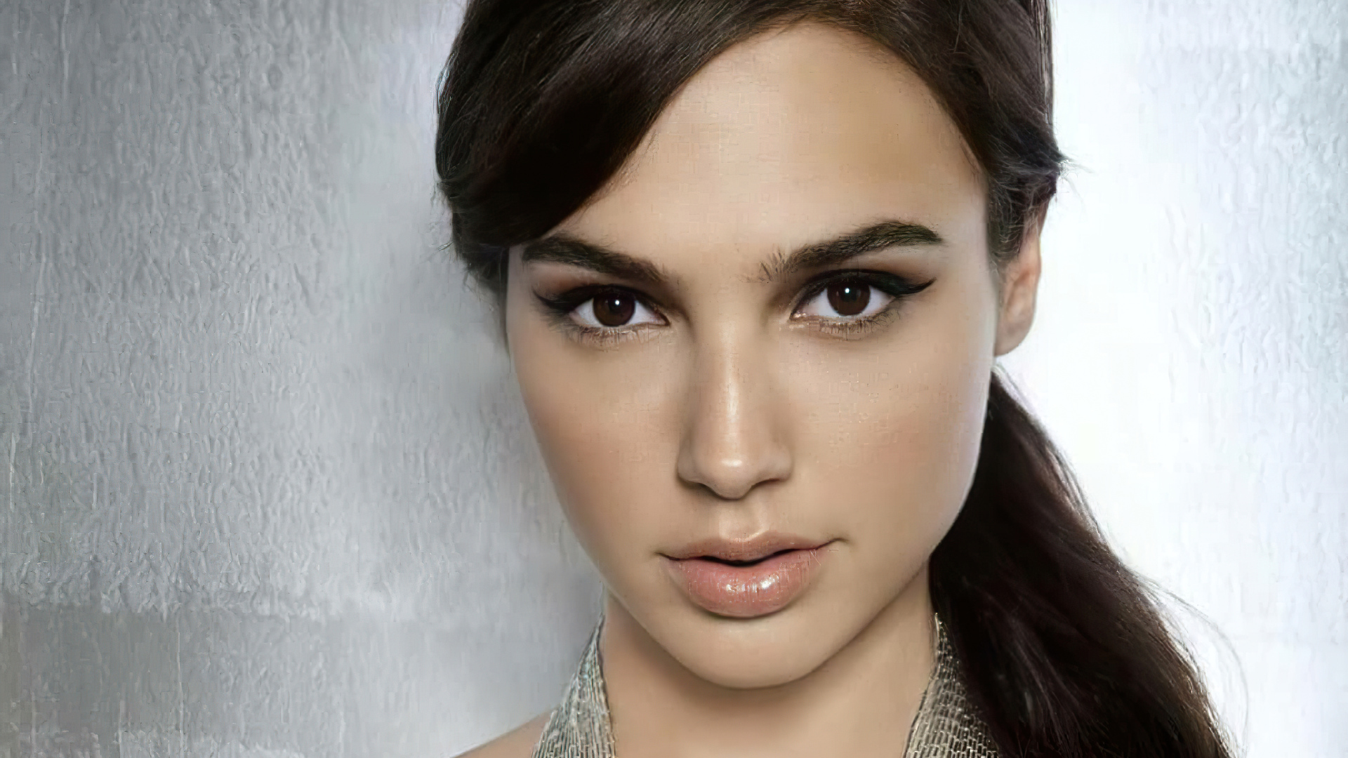 Лицо актрисы Галь Гадот крупным планом