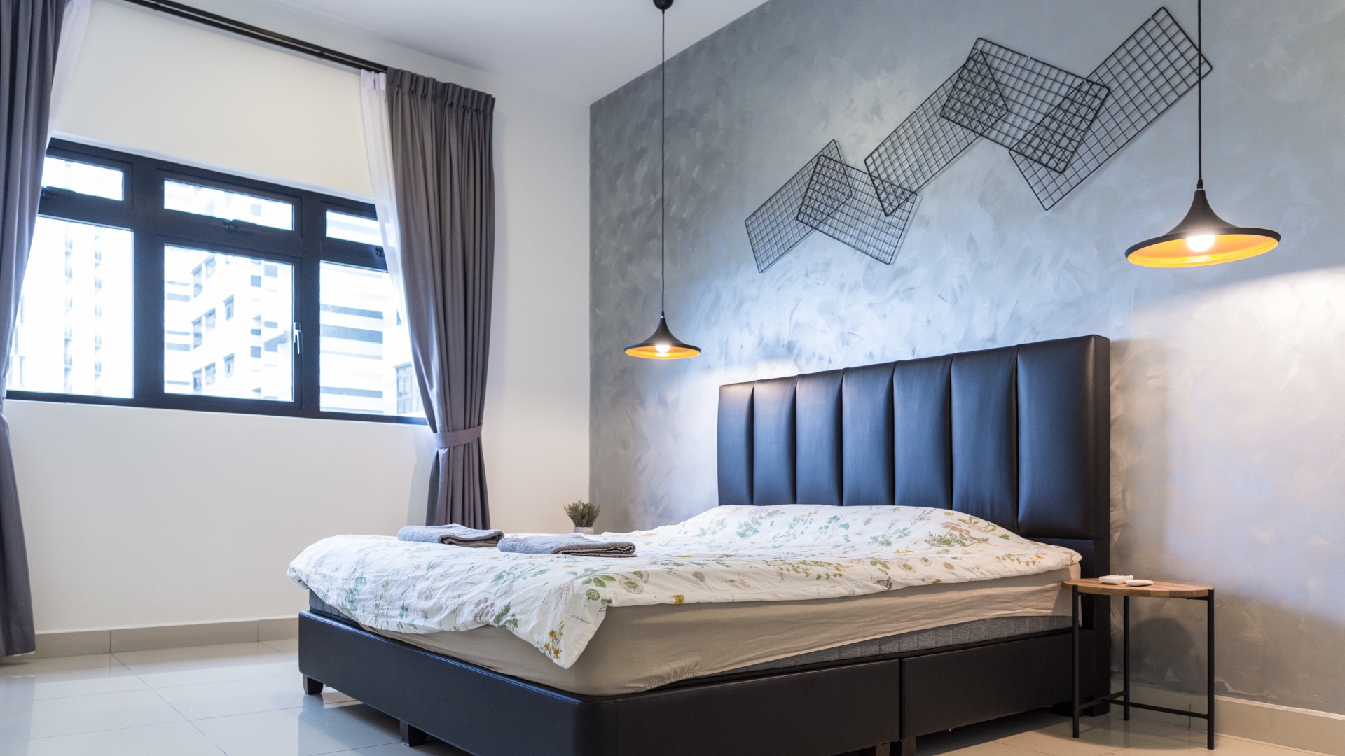 Пустая спальная комната с большой кроватью у окна 