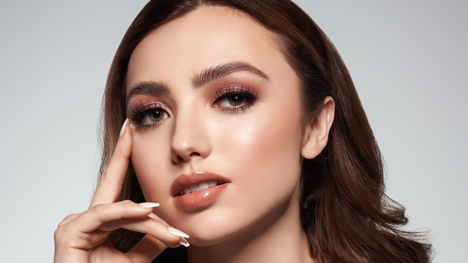 Лицо актрисы Пейтон Лист на сером фоне крупным планом