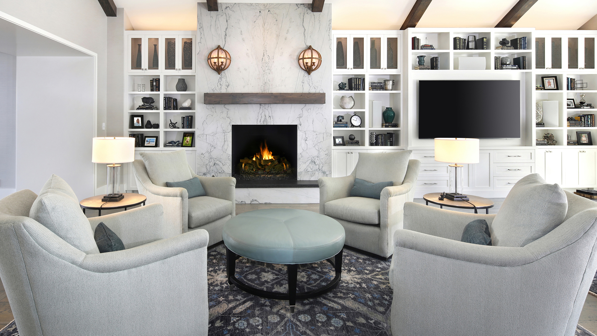 Четыре кресла стоят в гостиной комнате 