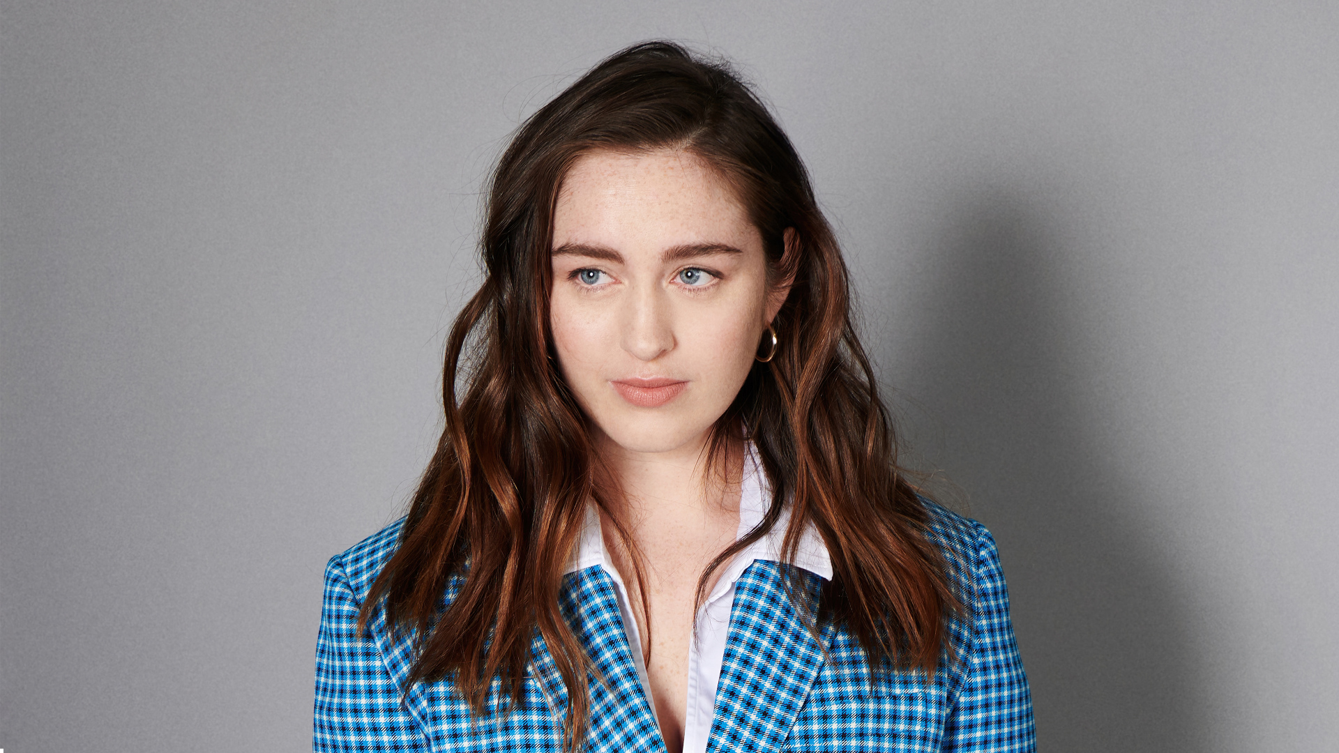 Девушка в костюме, актриса Даниэль Галлиган