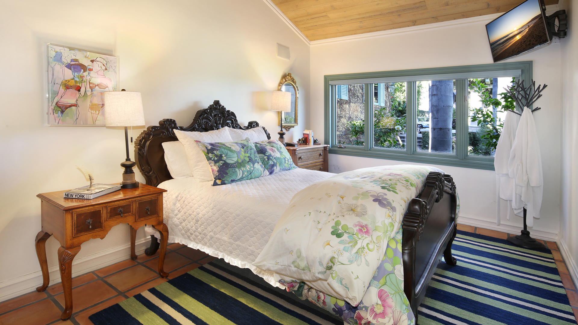 Большая резная деревянная кровать в спальне