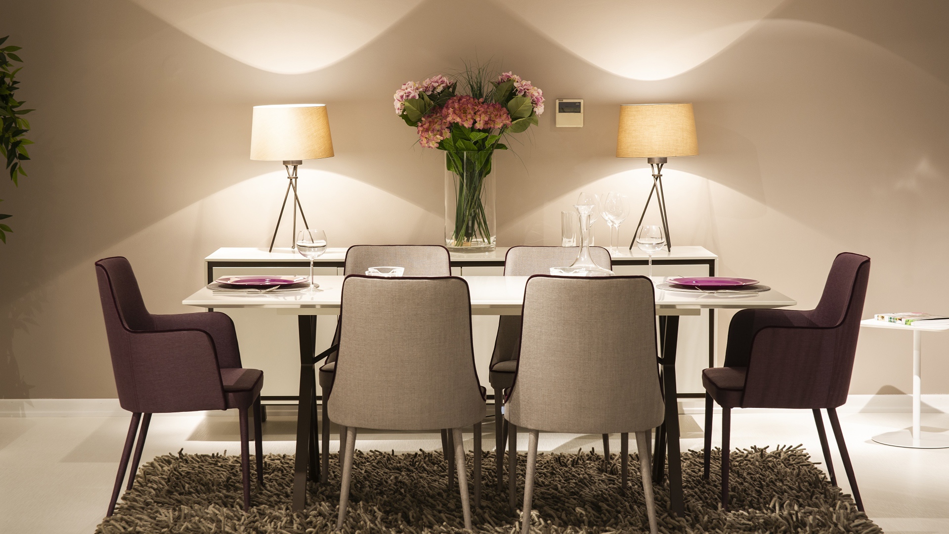 Большой стол со светильниками и букетом цветов на столе 