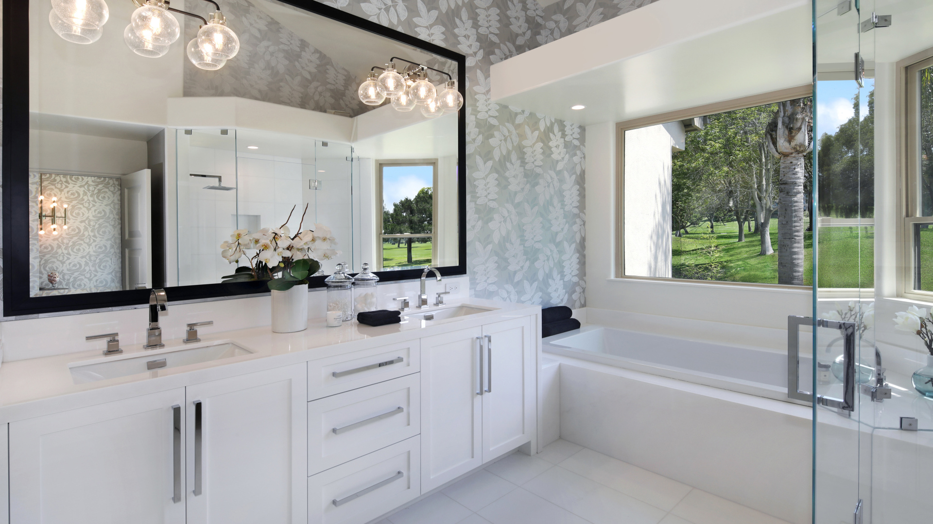 Большая белая ванная с большим окном 