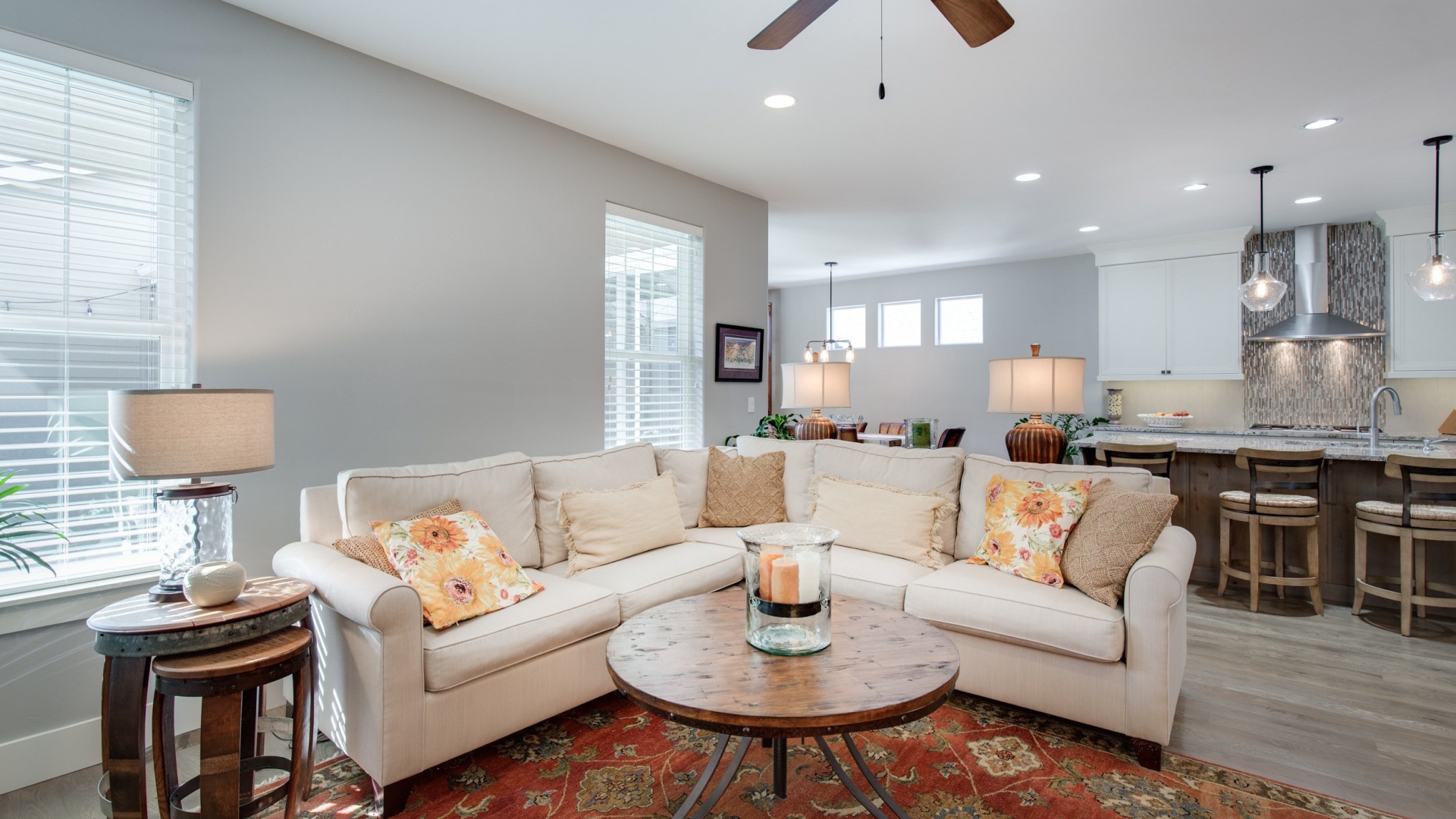 Большой белый диван в квартире студии