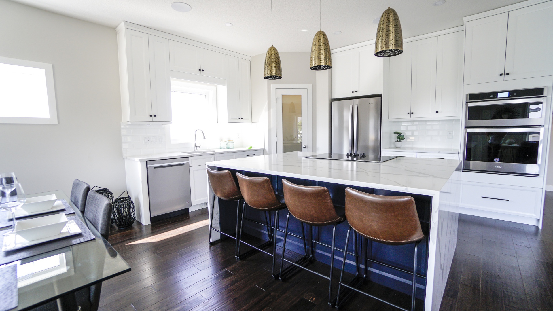 Кожаные кресла в большой кухне с белыми стенами