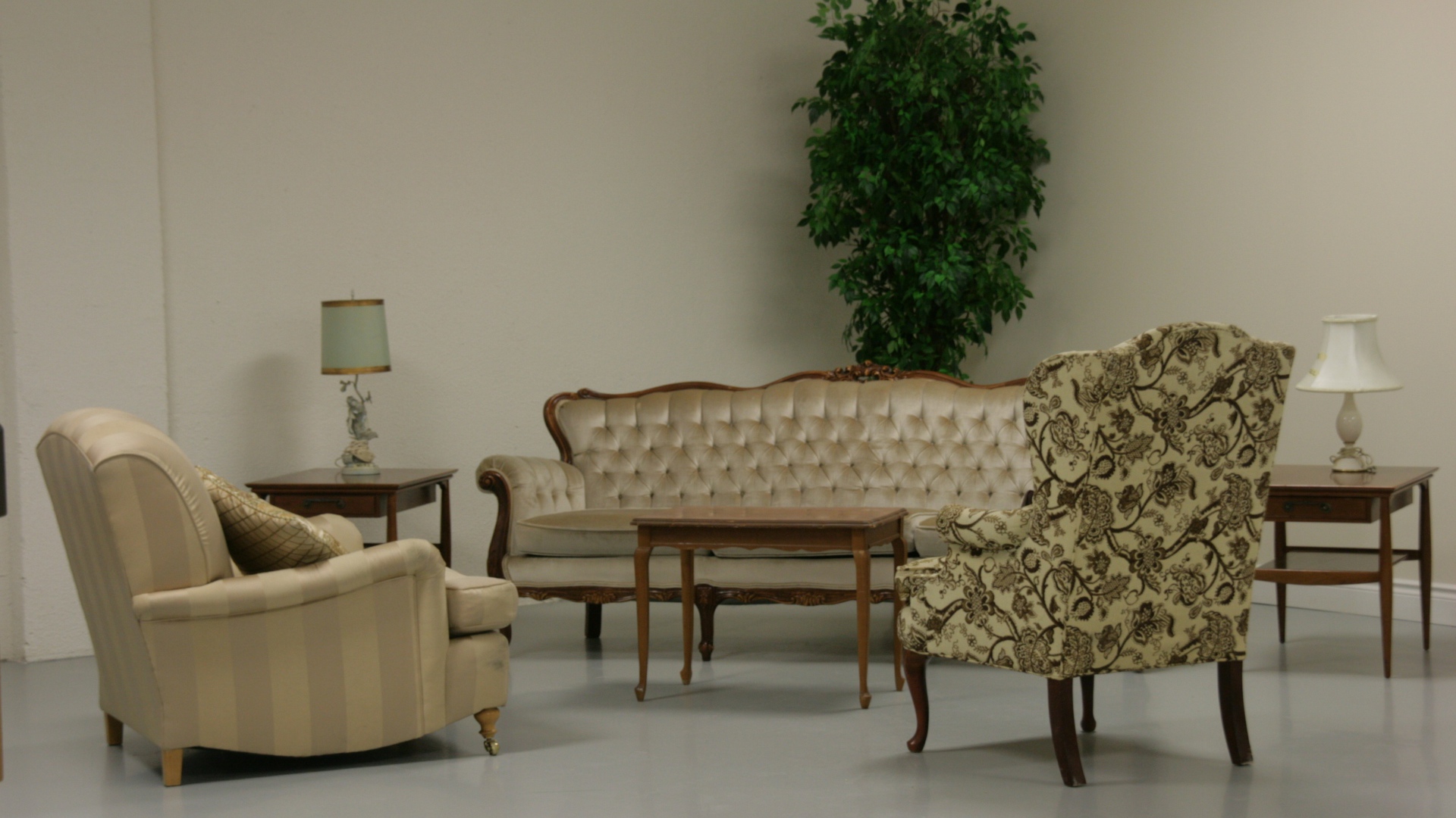 Кожаный диван и два кресла в гостиной 