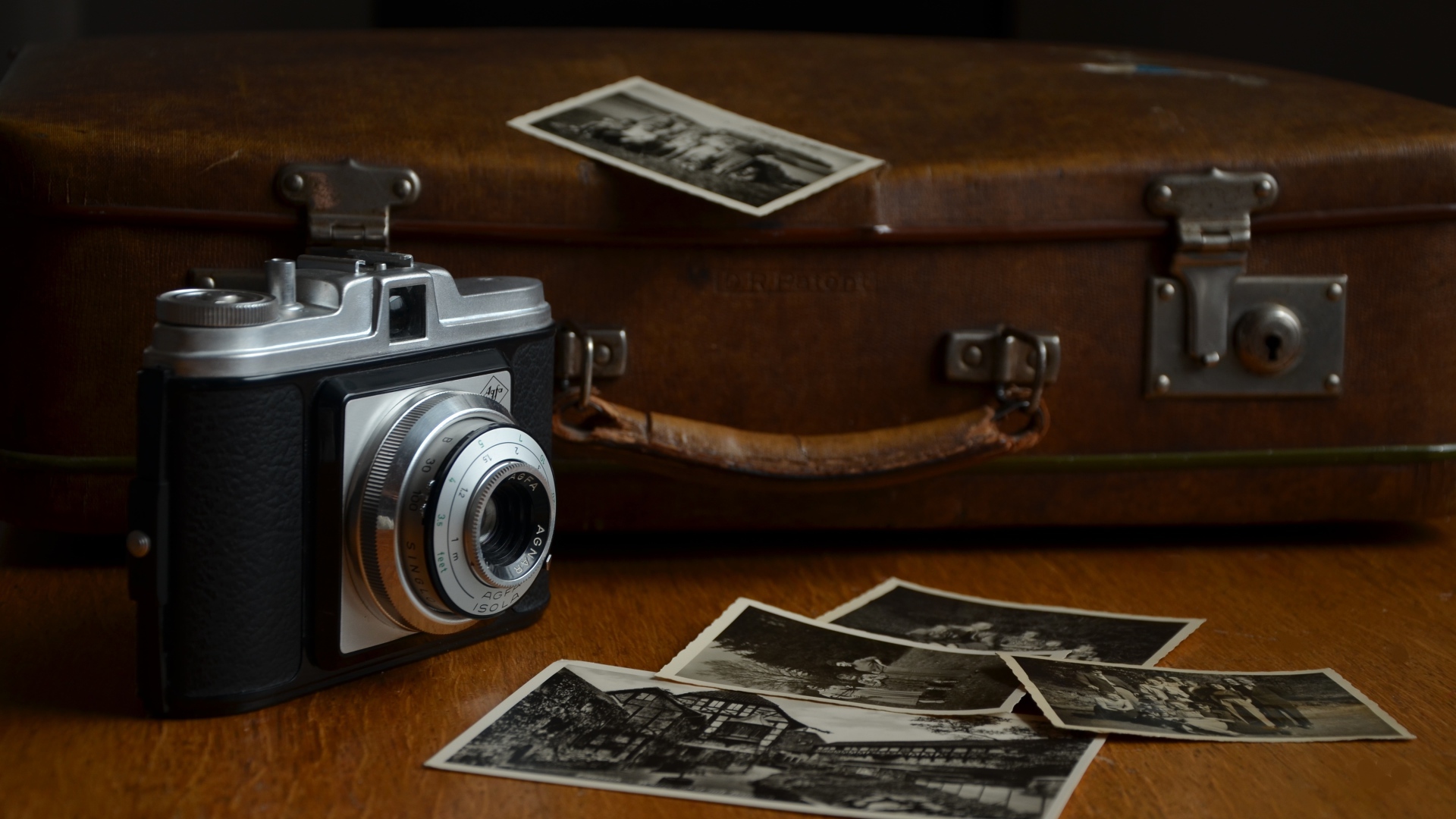 Старый фотоаппарат с чемоданом и фото 