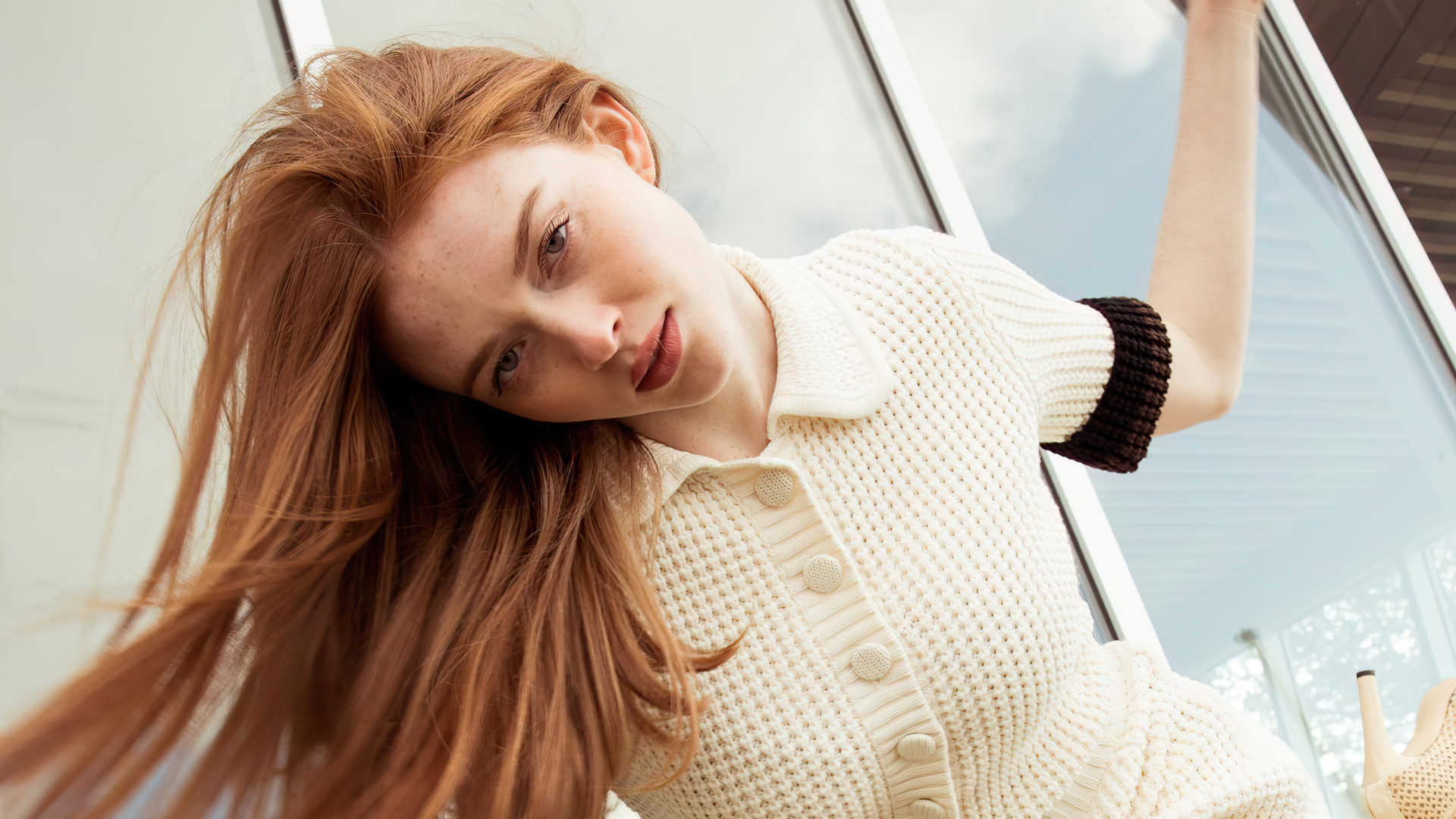 Рыжеволосая актриса Ларсен Томпсон в белом платье