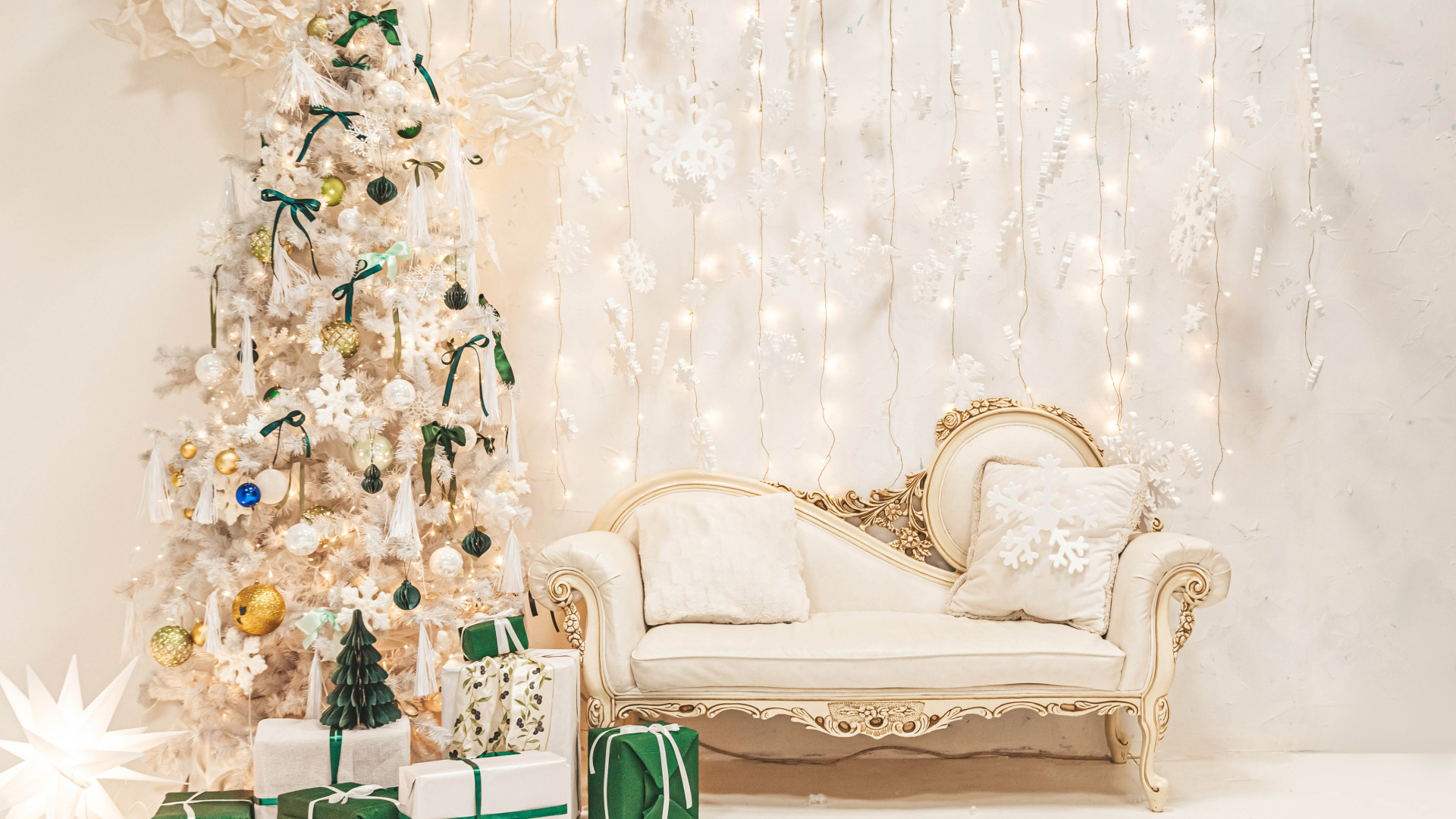 Диван и наряженная ель на Рождество 