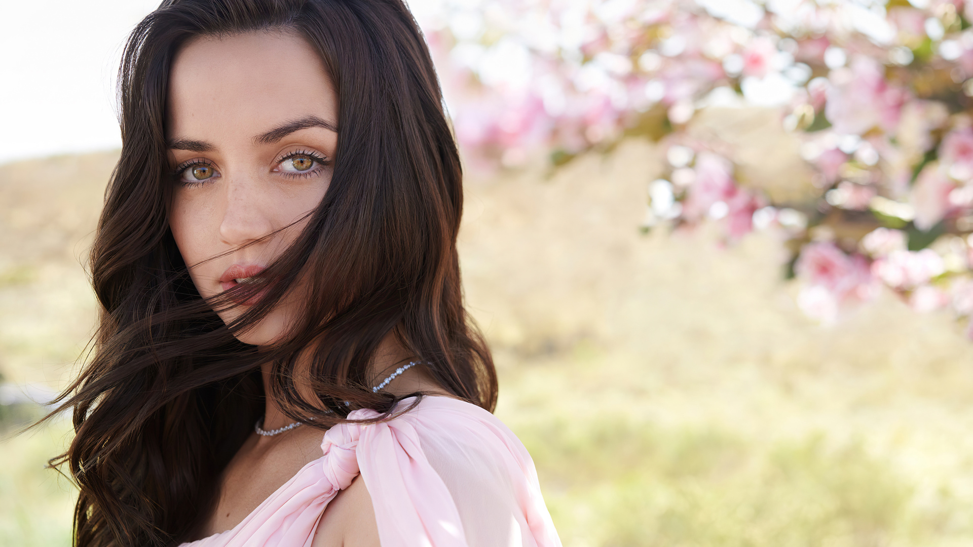 Нежная девушка, актриса Ана де Армас в розовом платье