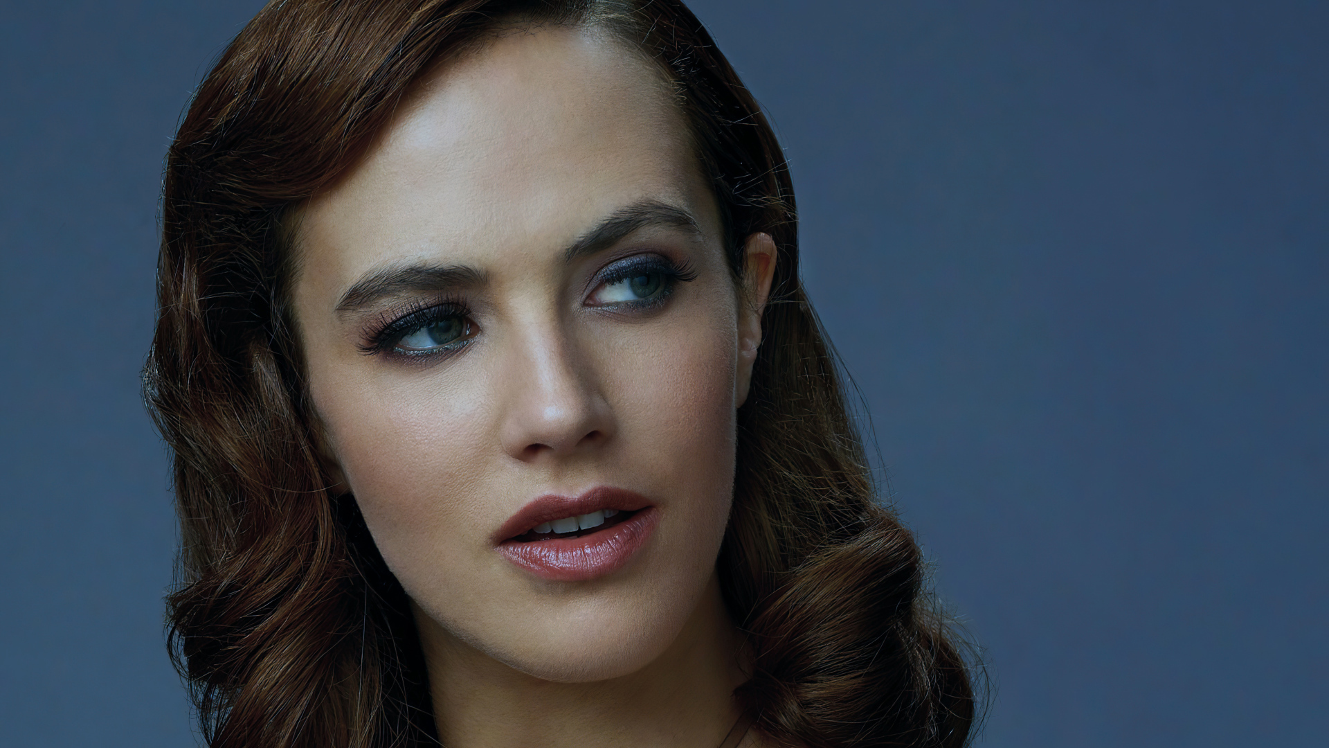 Лицо британской актрисы Джессики Браун-Финдли на сером фоне