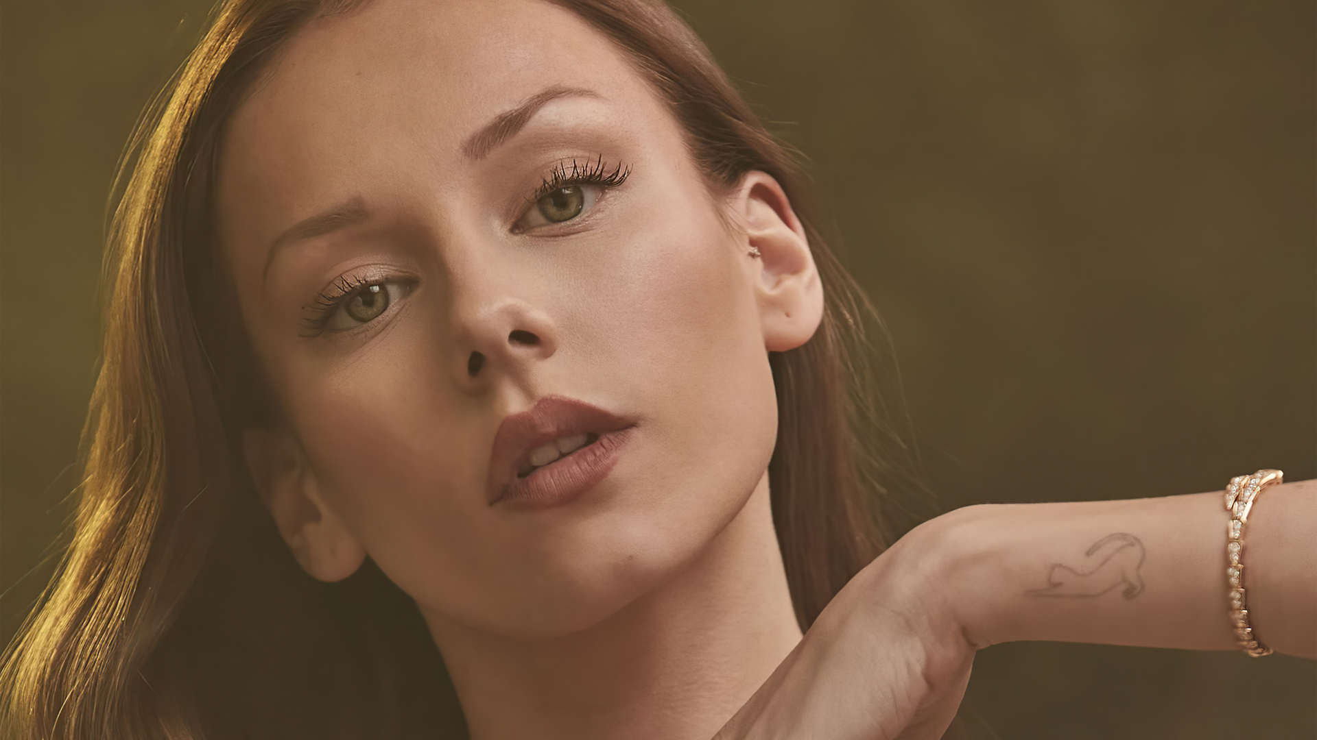 Лицо испанской актрисы Эстер Экспосито