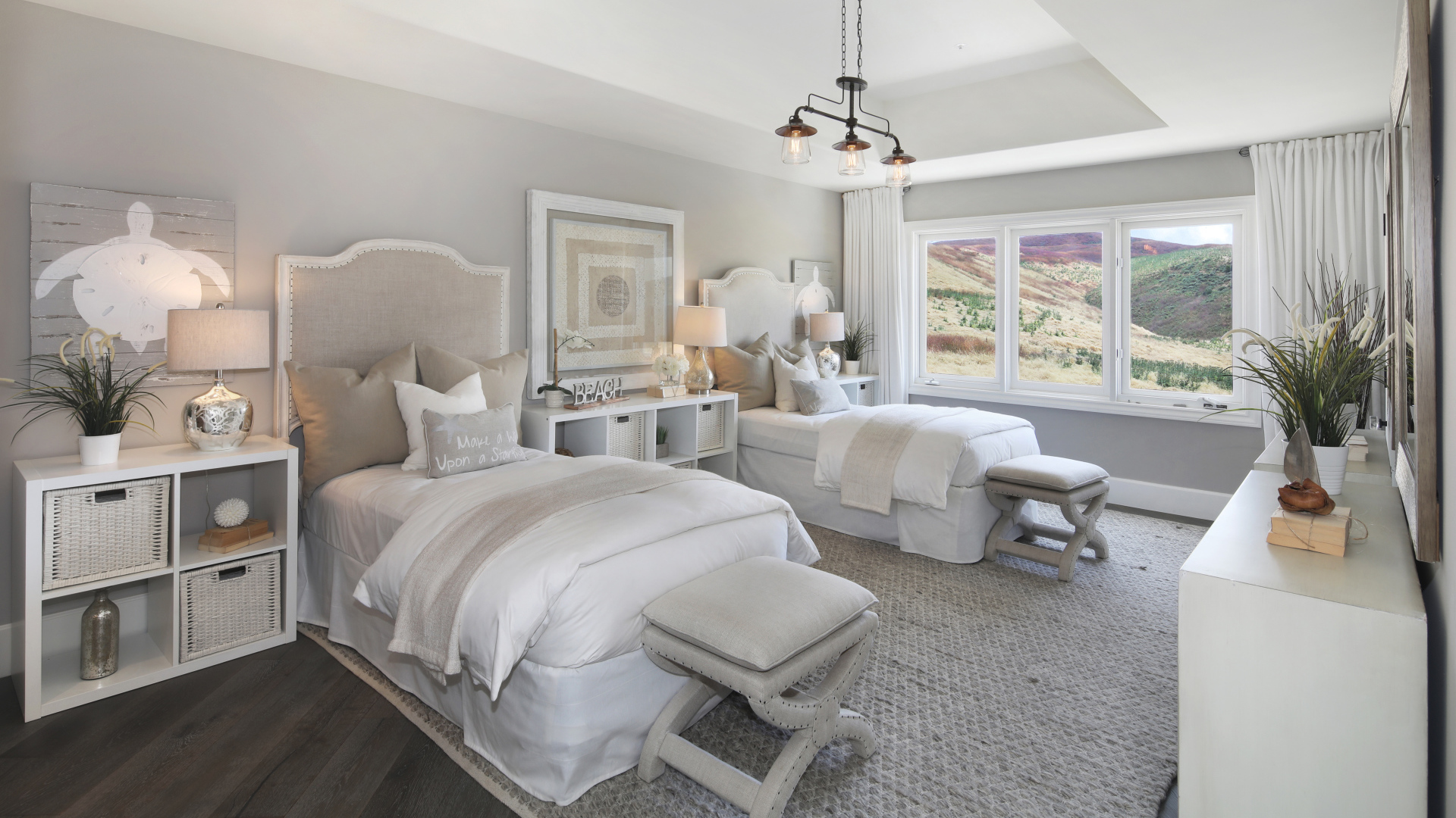 Две кровати в спальне с большим окном