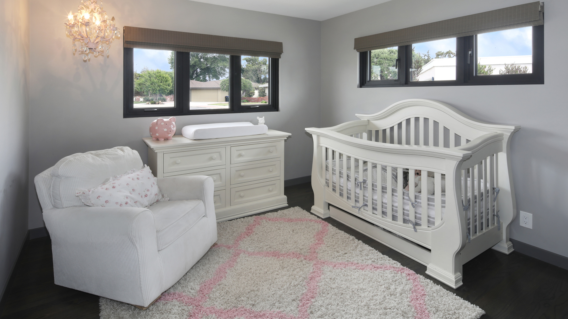 Белая мебель в детской комнате 