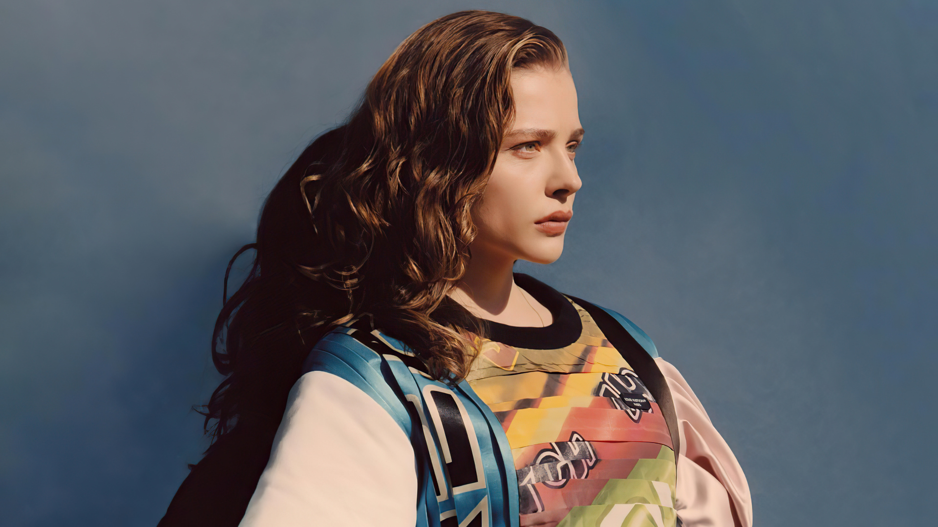 Молодая девушка актриса Хлоя Грейс Морец на сером фоне