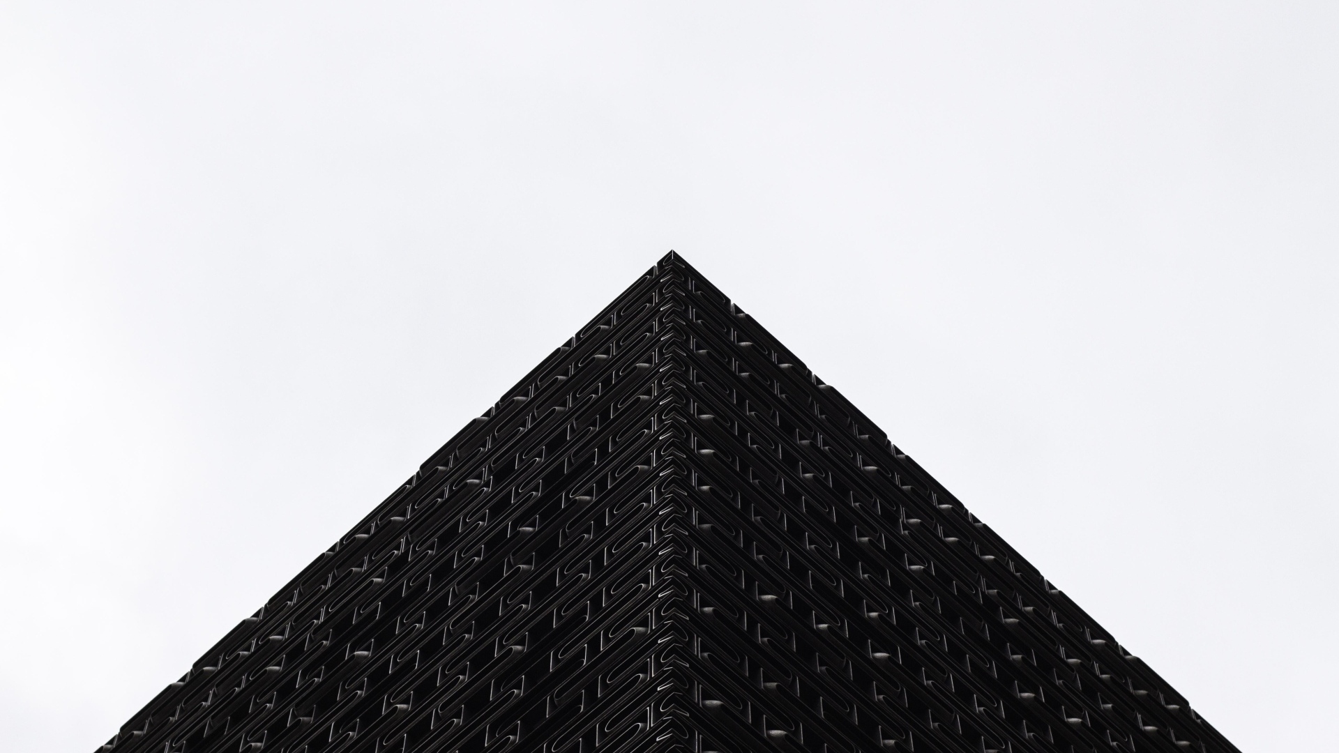 Черная 3д пирамида на белом фоне