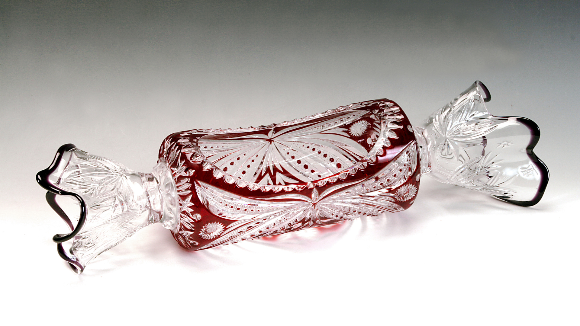 Декоративная хрустальная конфета на сером фоне