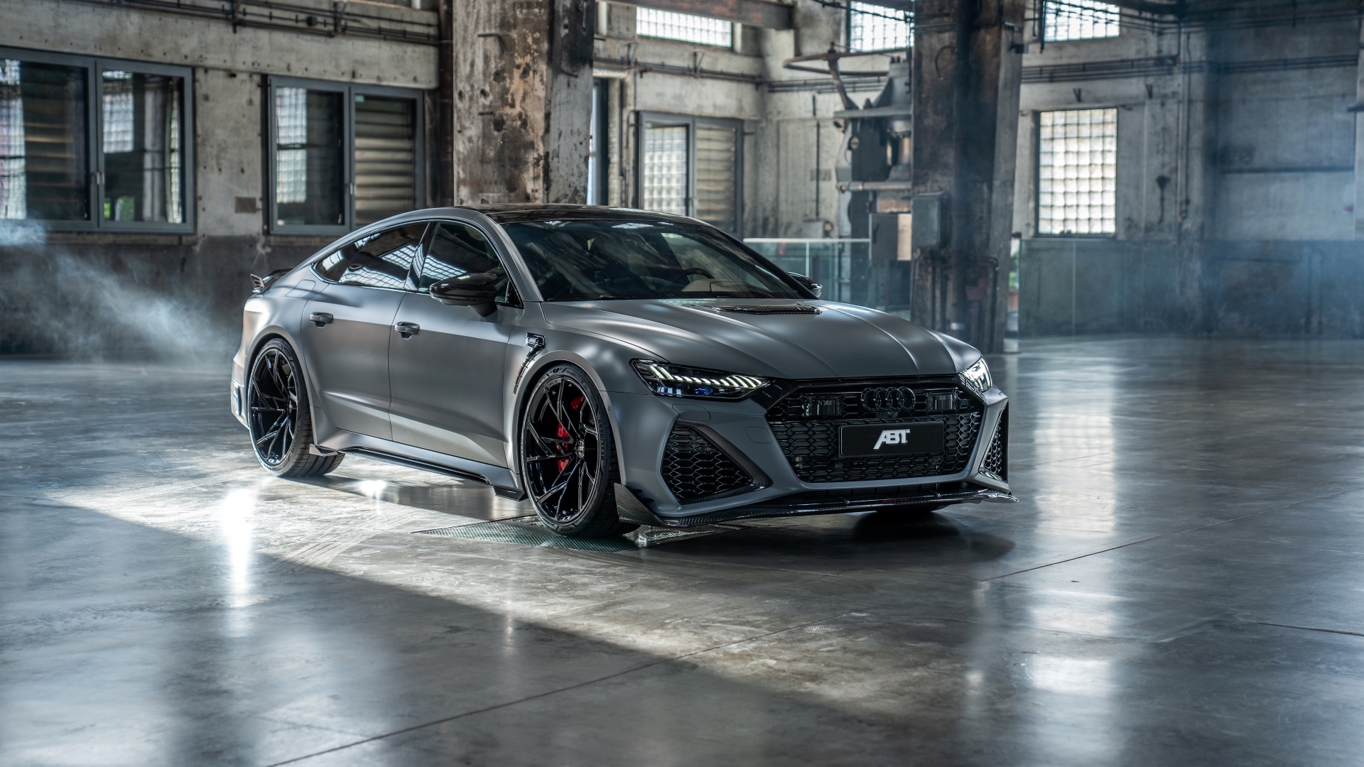 Автомобиль ABT RS7 Legacy Edition 2023 года в здании