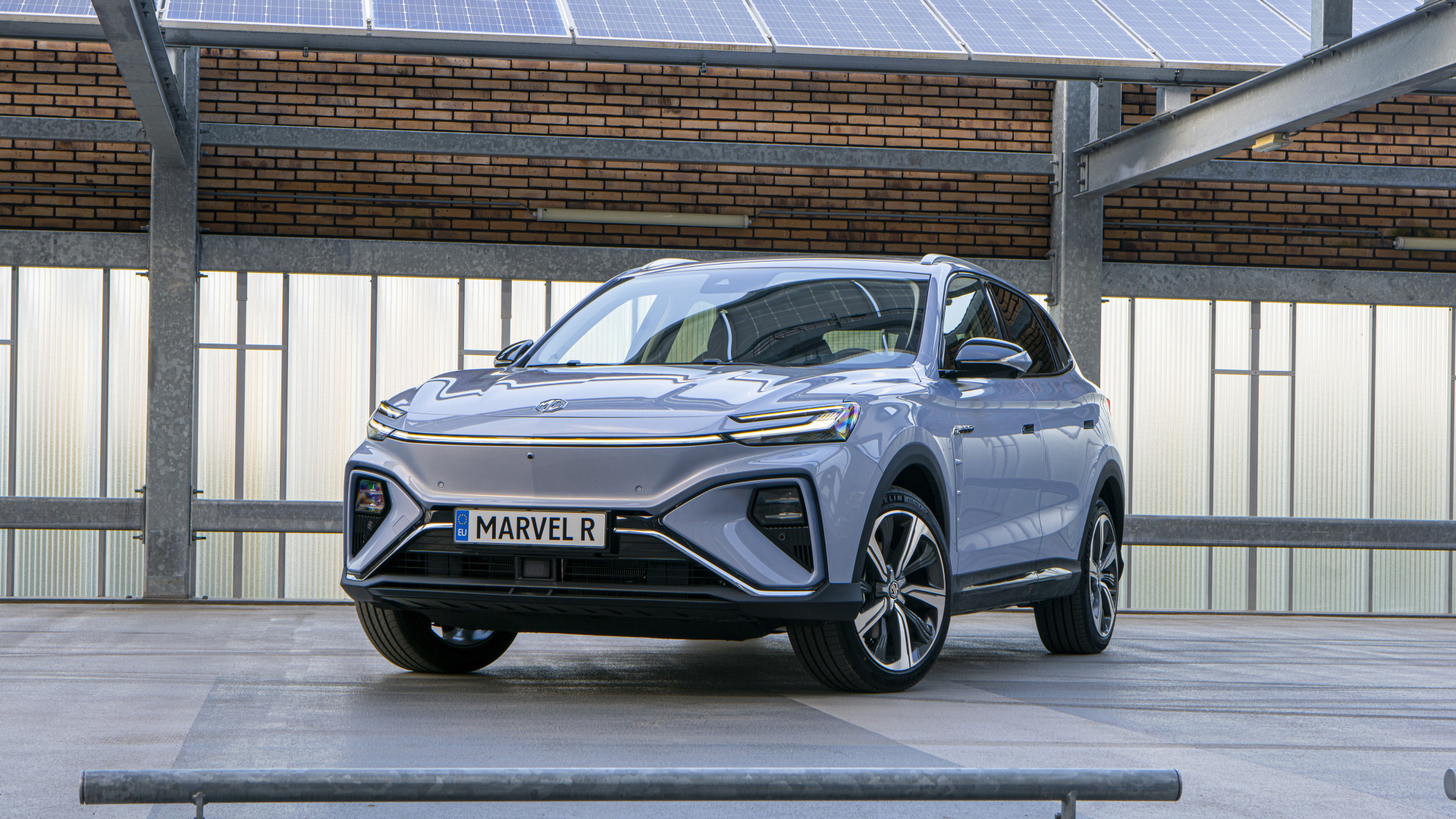 Серебристый автомобиль MG Marvel R 2023 года