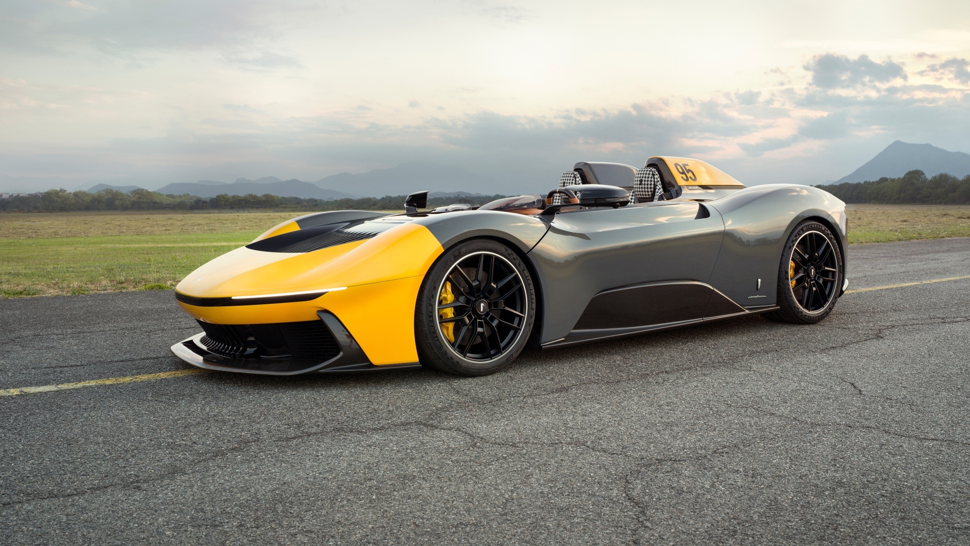 Гоночный автомобиль Pininfarina B95 Prototipo 2023 года на трассе