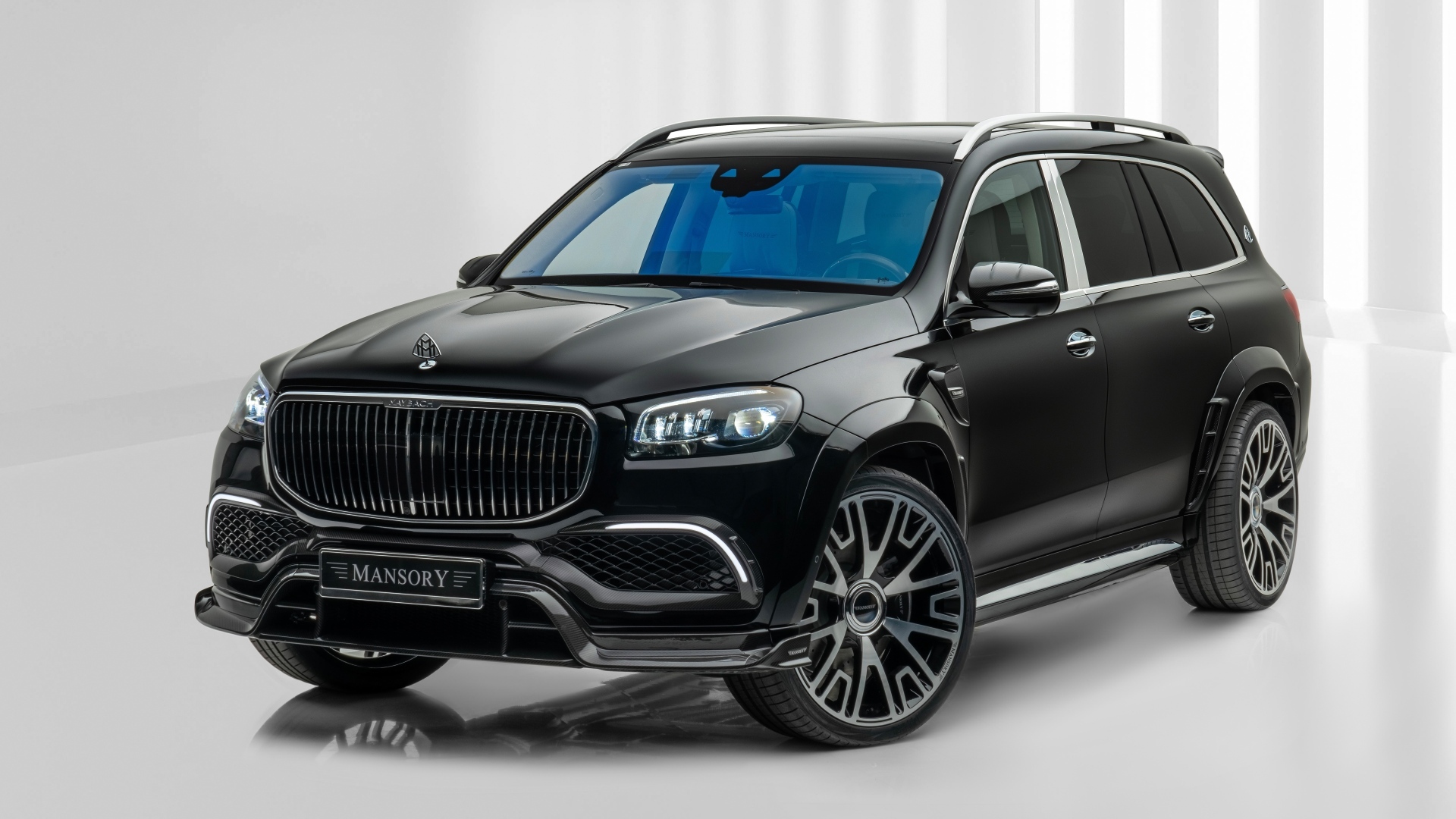 Черный автомобиль Mansory Mercedes-Maybach GLS 600