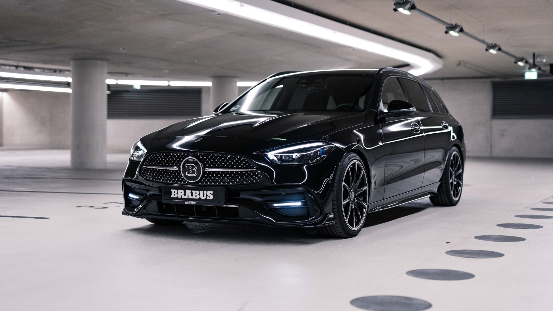 Черный стильный автомобиль  Brabus D30 Estate