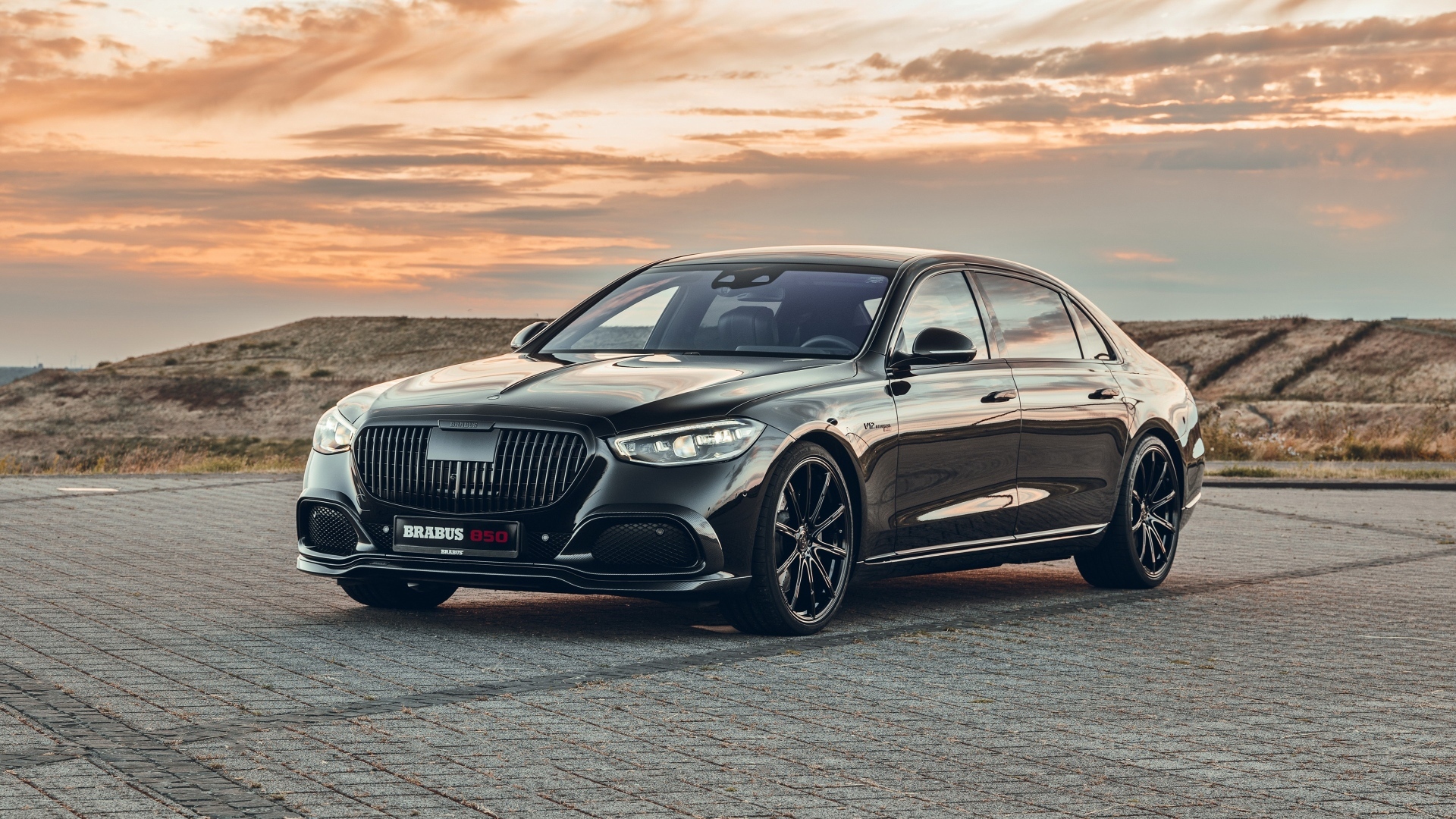 Автомобиль Brabus 850 2023 года на фоне заката