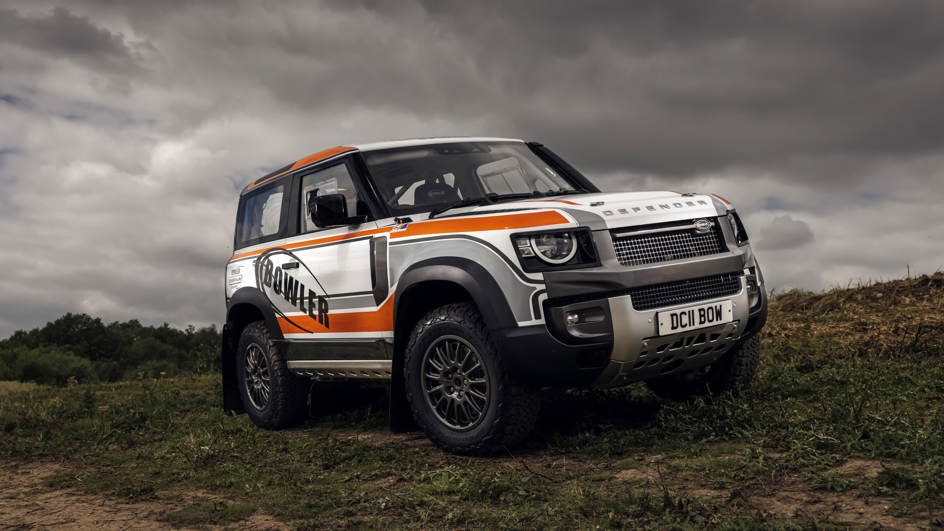 Большой внедорожник  Defender Challenge Car 2022 года на фоне грозового неба 