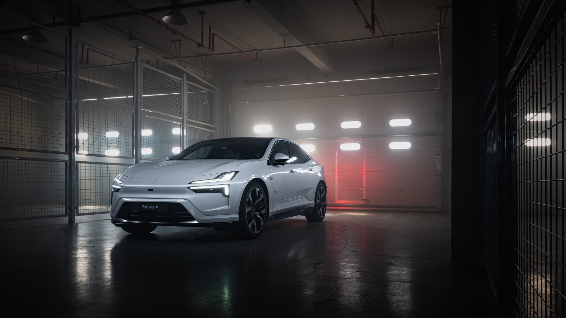 Автомобиль Polestar 4 в гараже