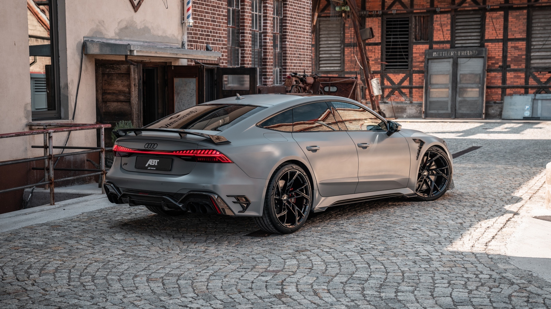 Вид сзади на автомобиль ABT RS7 Legacy Edition 2023 года