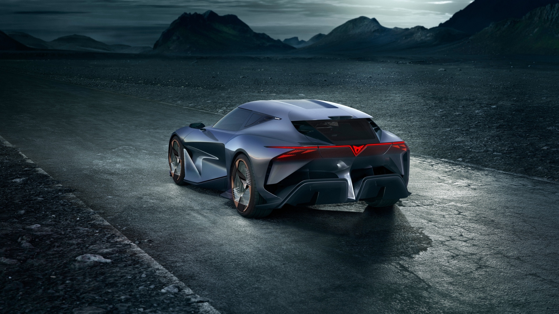 Вид сзади на автомобиль Cupra DarkRebel