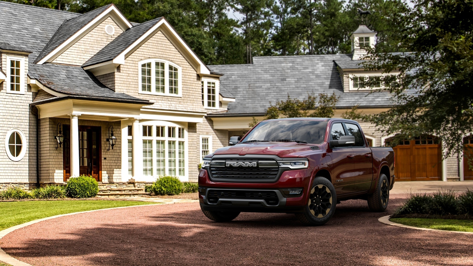 Красный пикап Ram 1500 Ramcharger Laramie 2025 года у дома