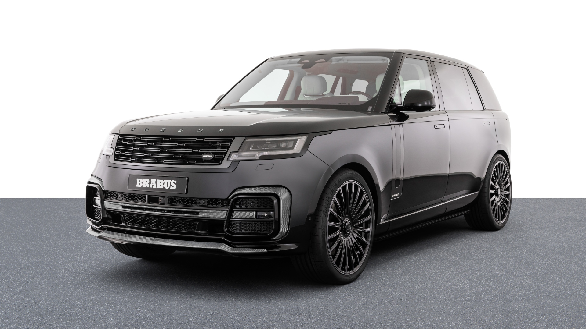 Внедорожник Brabus 600 2023 года на сером фоне