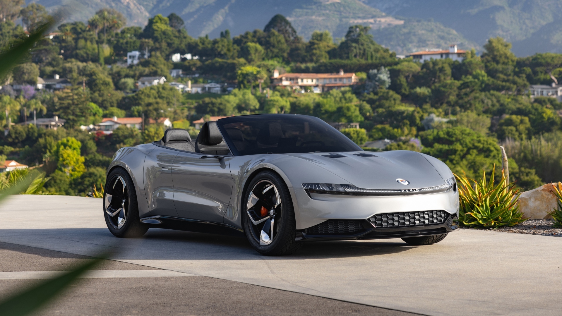 Серебристый автомобиль Fisker Ronin