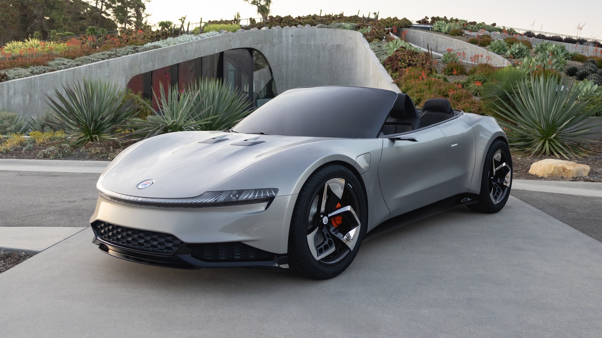 Серебристый спортивный автомобиль Fisker Ronin