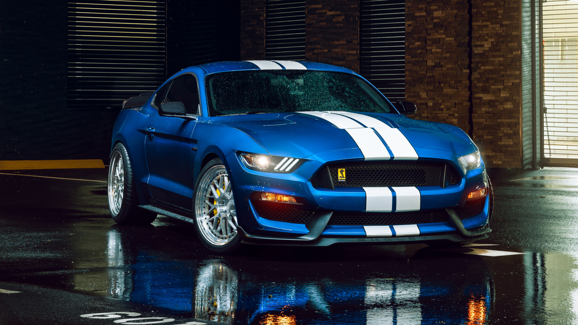 Спорткар Shelby GT350 на мокром асфальте