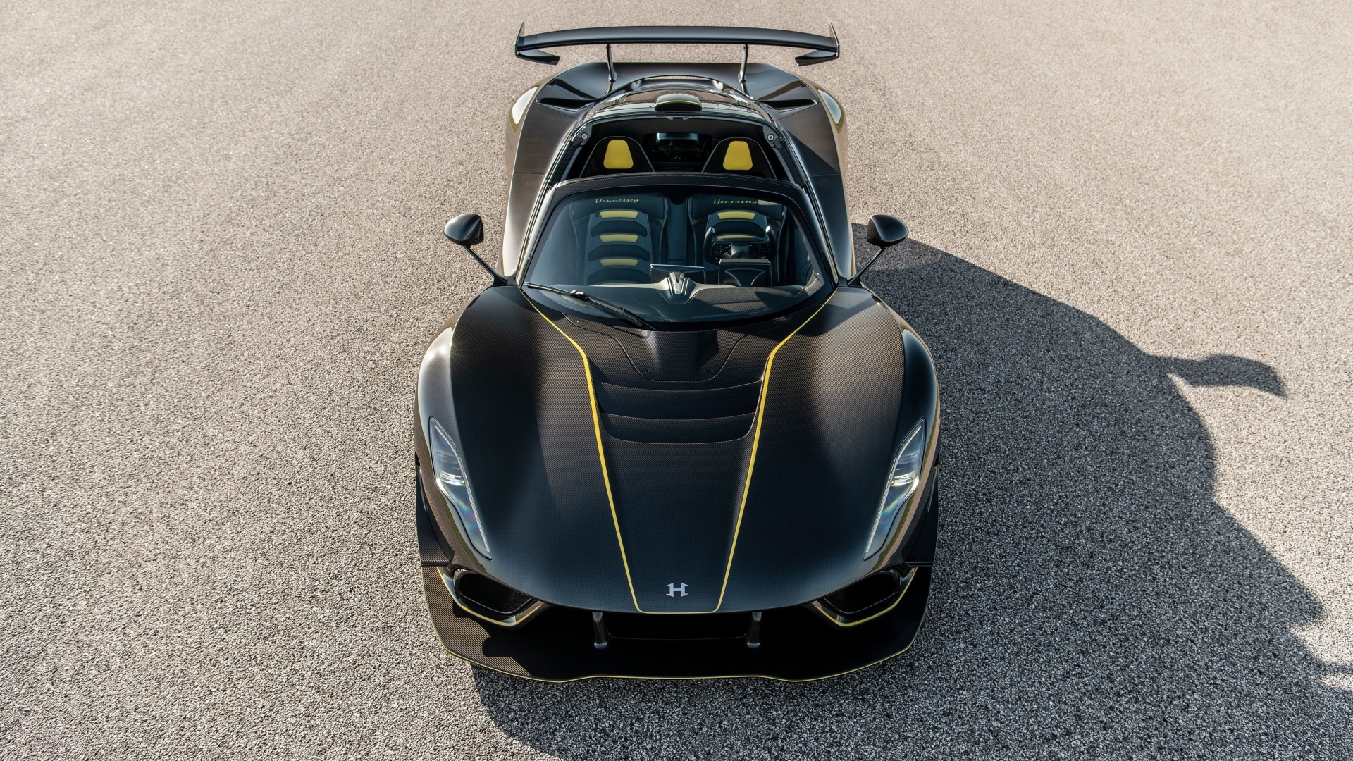 Вид сверху на спортивный автомобиль Hennessey Venom F5 Revolution Roadster 2023 года