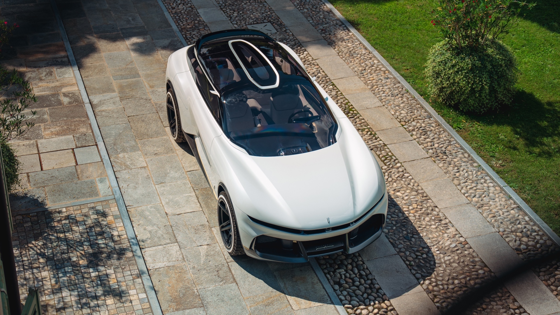 Вид сверху на автомобиль Pininfarina PURA Vision