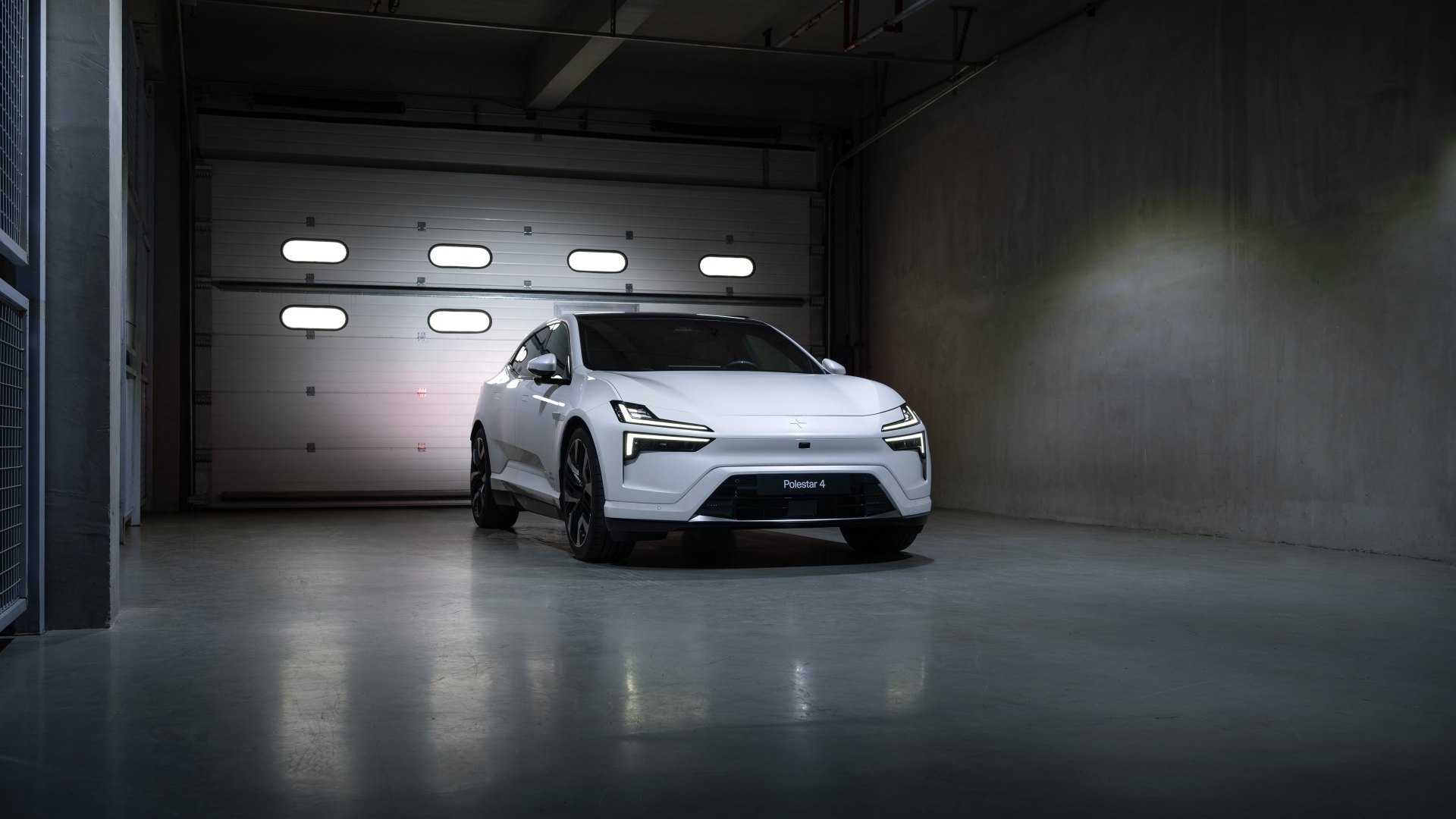 Белый автомобиль Polestar 4